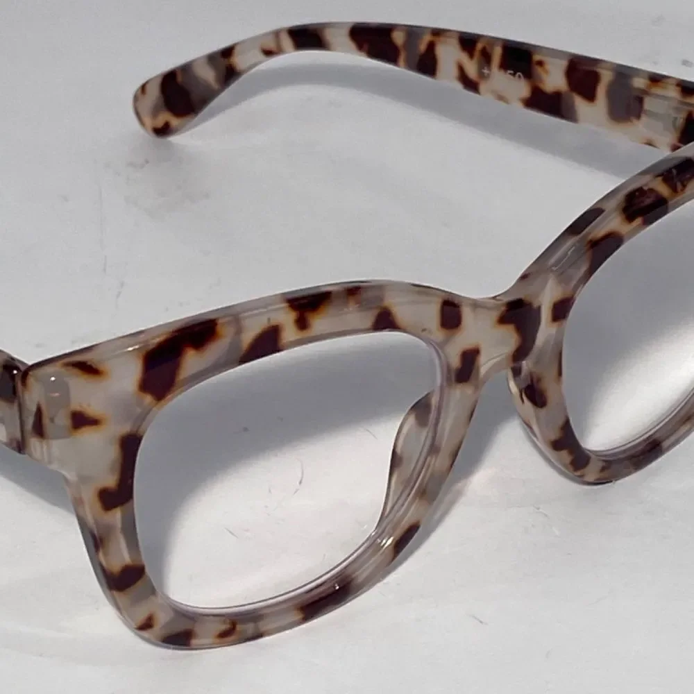 1389 Mona Oversize Reading Glasses 1.50 Readers Light Tortoise Frames NWT
